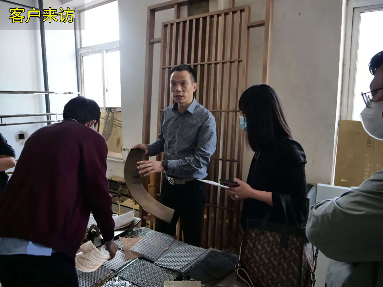 浙江客戶(hù)來(lái)訪選購(gòu)送料機(jī)